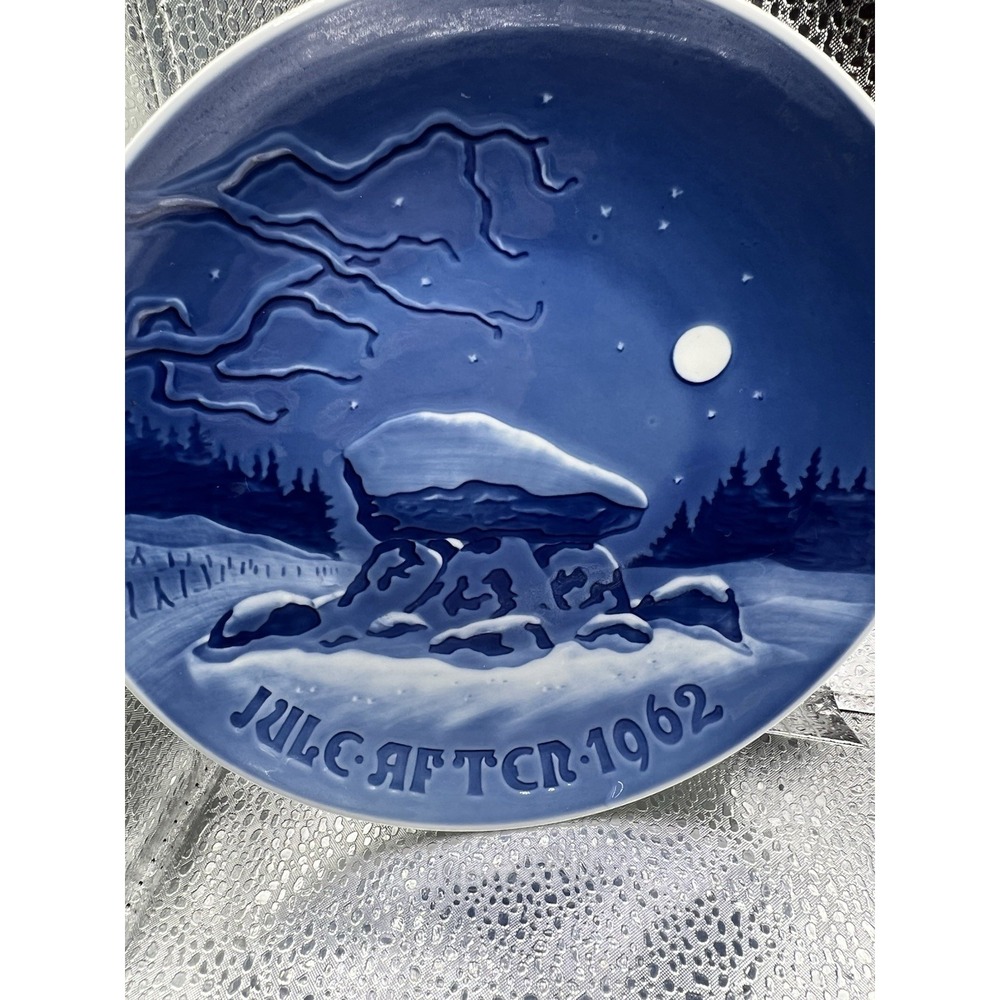 Bing & Grondahl 7" Christmas Plate "OLDTIDSMINDE", blue and white